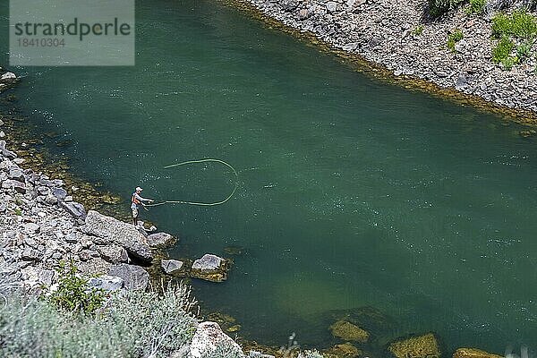 Cimmaron  Colorado  Ein Fliegenfischer unterhalb des Morrow Point Damms am Gunnison River im Curecanti National Recreation Area
