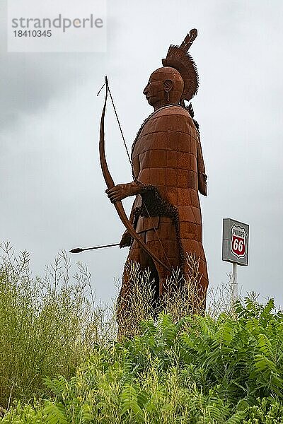 Cuba  Missouri  Das Osage Trail Legacy Monument zeigt einen Osage Indianerkrieger  der auf dem Osage Trail  der heutigen Interstate 44  nach Westen zieht. Der Indianerstamm der Osage beherrschte einen Großteil der heutigen Bundesstaaten Kansas  Oklahoma und Arkansas  bevor die Europäer das Gebiet besiedelten. Die Skulptur wurde von Glen und Curtis Tutterrow geschaffen
