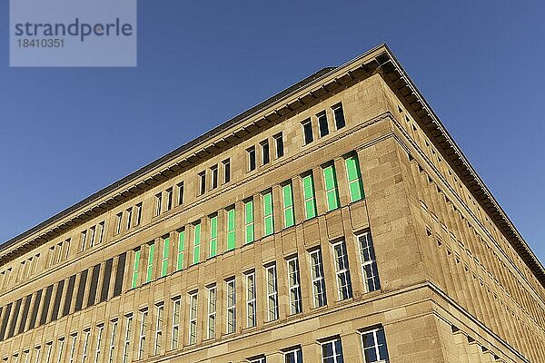 Gebäude mit grün abgeklebten Fenstern  Haus der Geschichte Nordrhein-Westfalen  Behrensbau  Düsseldorf  Deutschland  Europa