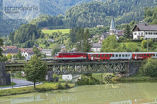 Personenzug der ÖBB mit der E-Lok 1042 auf der Kronprinz Rudolfbahn auf der Brücke über die Enns in Reichraming  Oberösterreich  Österreich  Europa
