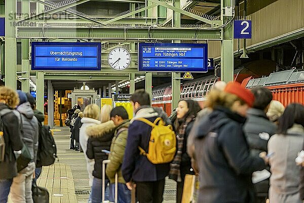 Schlafzug für gestrandete Bahnreisende  nach Zugausfällen wegen schlechtem Wetter können Reisende im Bahnhof übernachte  Bahnsteig Hauptbahnhof  Stuttgart  Baden-Württemberg  Deutschland  Europa