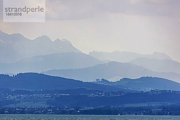 Blick vom Bodensee auf das Schweizer Ufer  Immenstaad  Baden-Württemberg  Deutschland  Europa