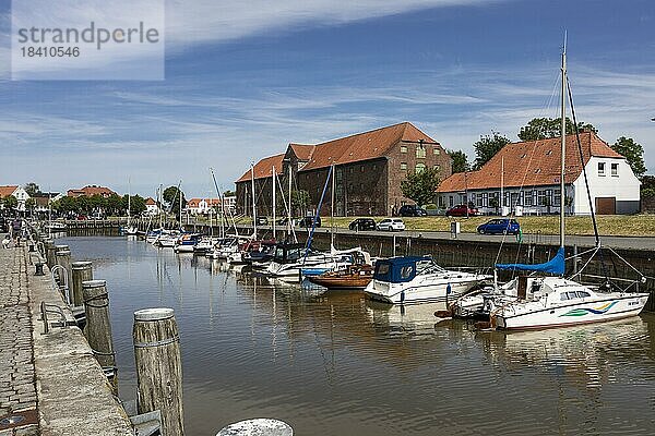 Innenhafen der Stadt Tönning in Nordfriesland  im Hintergrund das große Packhaus aus dem Jahre 1783  Ebbe  Niedrigwasser  Gezeiten  Tönning  Schleswig-Holstein  Deutschland  Europa