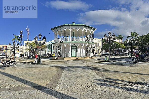 Pavillion im Parque Independenzia im Centro Historico  Altstadt von Puerto Plata  Dominikanische Republik  Karibik  Mittelamerika
