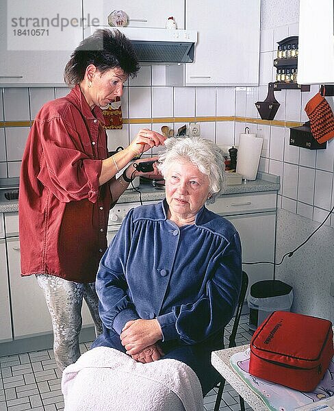 Ambulanter Pflegedienst einer Nachbarin  hier am 5.3.1997 in Iserlohn  an einer Seniorin  DEU  Deutschland  Europa