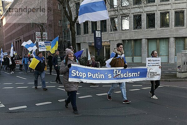 Demonstranten mit Spruchband Stop Putin  Demonstration gegen den Ukraine-Krieg am 25.2.23  Düsseldorf  Nordrhein-Westfalen  Deutschland  Europa