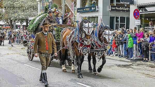 Festzug  Einzug der Wiesnwirte  Pferdekutsche des Löwenbräufestzelt  Oktoberfest  München  Oberbayern  Bayern  Deutschland  Europa