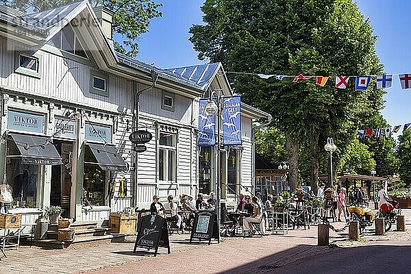 Fußgängerzone mit Café im Sommer  Touristen  Mariehamn  Aland Inseln  Åland  Finnland  Europa