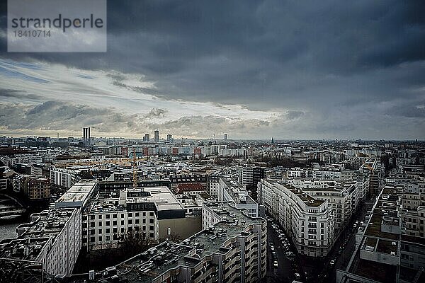 Blick auf Berlin Mitte Richtung Osten mit einem wolkenverhangenem Himmel. Berlin  21.02.2023  Berlin  Deutschland  Europa
