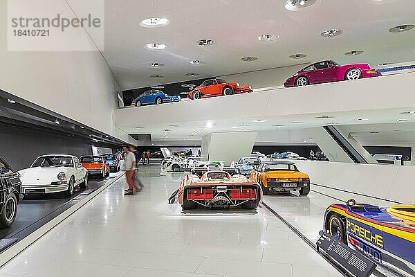 Porsche-Museum  Innenansicht des Automuseums  Stuttgart  Baden-Württemberg  Deutschland  Europa