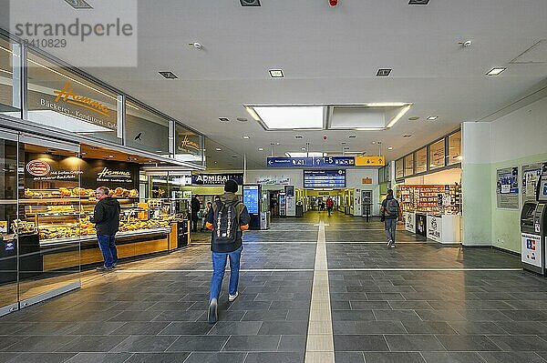 Eingangshalle  Hauptbahnhof  Kempten  Allgäu  Bayern  Deutschland  Europa