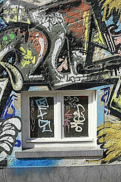 Fenster mit bunter Graffiti-Wandmalerei an einer Hausmauer  Bremen  Deutschland  Europa