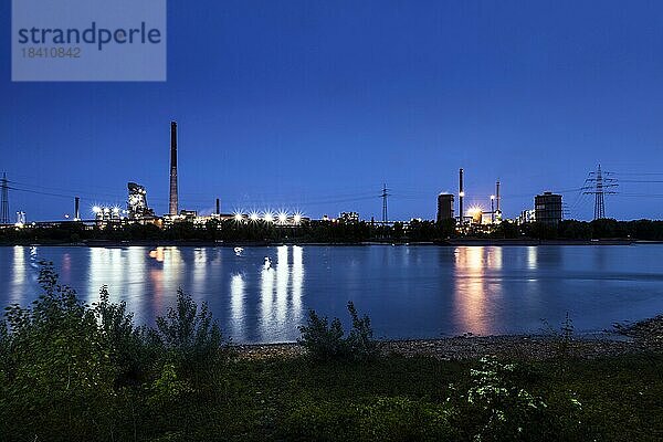 Panorama der Hüttenwerke Krupp Mannesmann  HKM  Rhein  Nachtaufnahme  Duisburg  Nordrhein-Westfalen  Nordrhein-Westfalen  Deutschland  Europa