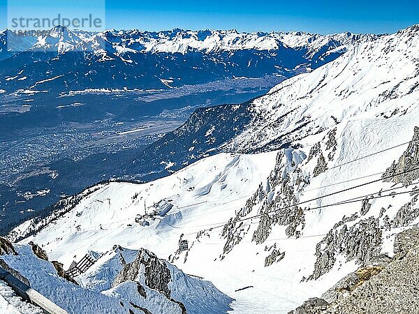 Auffahrt mit der Hafelekarbahn  Skigebiet Nordkette Innsbruck  Tirol