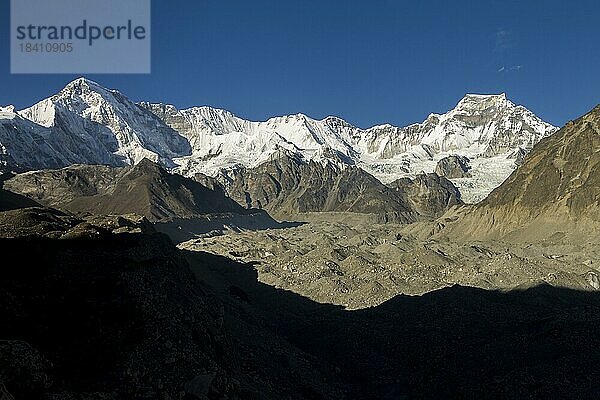 Oberer Teil des Dudh Koshi Tals  wo der Ngozumpa Gletscher  der längste im Himalaya  beginnt. Am Talschluss erstreckt sich ein Teil des Himalaya Hauptkamms zwischen dem Achttausender Cho Oyu  dem sechsthöchsten Berg  und dem Gyachung Kang auf der rechten Seite  dem höchsten Berg unter 8000 m. Dazwischen liegen der Tenzing Peak und der Hillary Peak. Gokyo Trek. Khumbu  die Everest Region  Himalaya. Der Sagarmatha Nationalpark  ein UNESCO Welterbe. Solukhumbu  Nepal  Asien