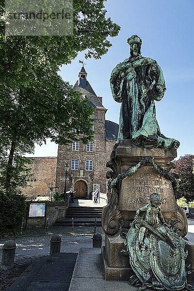 Moerser Schloss am Kastell mit der Statue Luise Henriette von Oranien  Moers  Nordrhein-Westfalen  Nordrhein-Westfalen  Deutschland  Europa