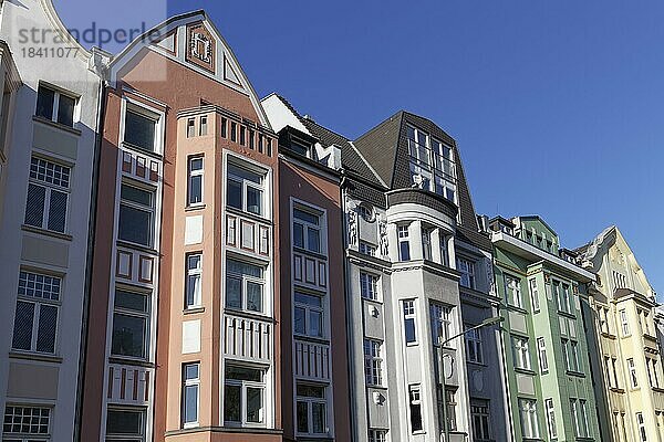 Häuserzeile mit renovierten Häusern  Altbau  Mietwohnungen  Düsseldorf  Nordrhein-Westfalen  Deutschland  Europa