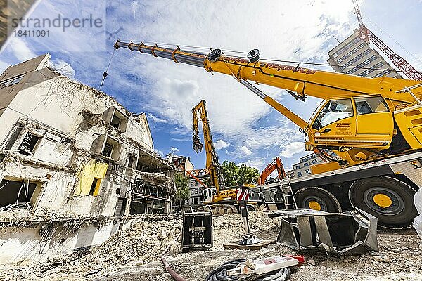 Abriss eines Gebäudes  Abrissbagger beim Rückbau eines Anbaus des Kaufhauses Kaufhof  Stuttgart  Baden-Württemberg  Deutschland  Europa
