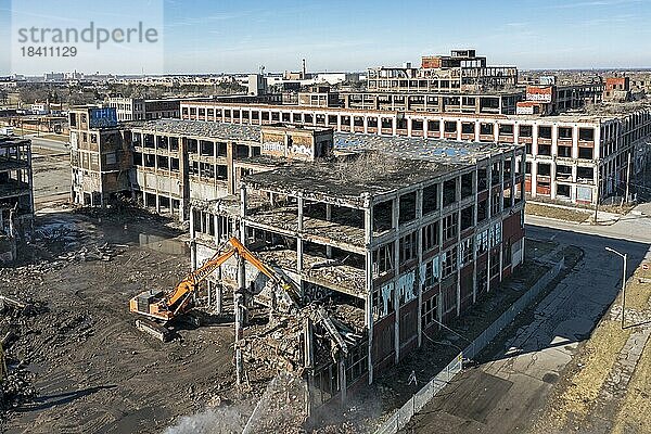 Detroit  Michigan  Abriss eines Teils der stillgelegten Packard Autofabrik. Das 1903 eröffnete Werk mit einer Fläche von 3  5 Millionen Quadratmetern beschäftigte bis zu seiner Schließung im Jahr 1958 40.000 Arbeiter