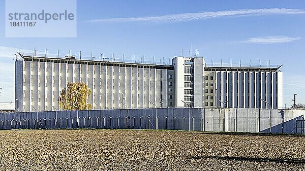 Justizvollzugsanstalt Stammheim  Außenansicht des Gefängnis mit Gefängnismauer  Stuttgart  Baden-Württemberg  Deutschland  Europa