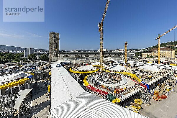 Hauptbahnhof mit Baustelle Stuttgart21  S21  insgesamt 28 sogenannte Kelchstützen mit Oberlichtern werden das Dach des künftigen unterirdischen Hauptbahnhofs tragen  Stuttgart  Baden-Württemberg  Deutschland  Europa