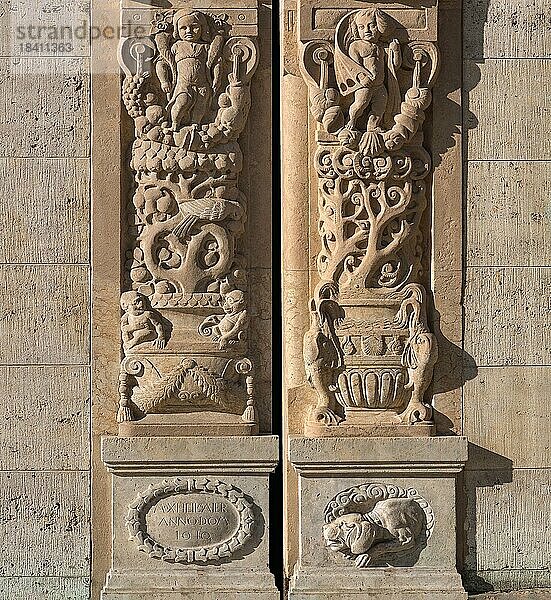 Linke und rechte Säule vom historischen Eingangsportal von 1910  Detail  Industrie-und Handwerkskammer  Nürnberg  Mittelfranken  Bayern  Deutschland  Europa