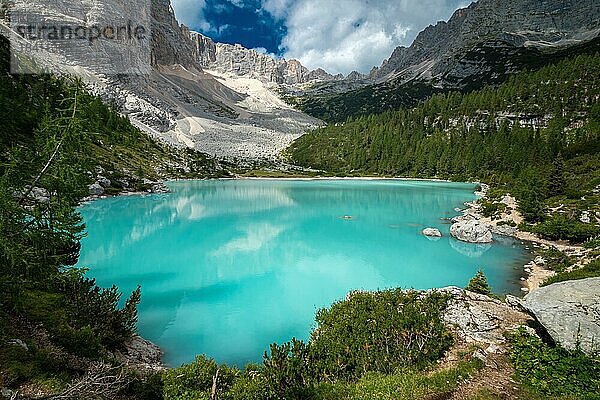 Schöner türkisfarbener Lago di Sorapis See mit Dolomiten  Italien  Dolomiten  Italien  Europa