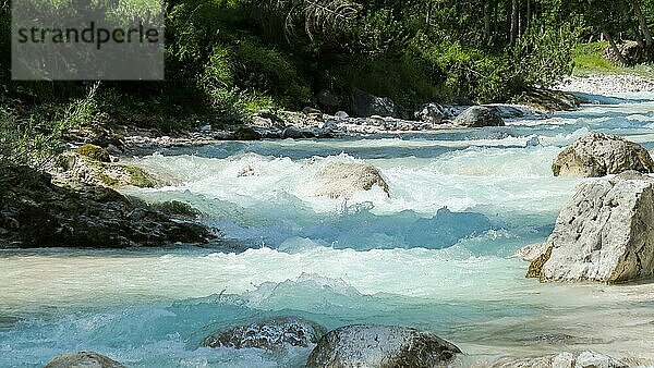 Ein reißender Fluss fließt durch ein Tal in den italienischen Dolomiten. Dolomiten  Italien  Dolomiten  Italien  Europa