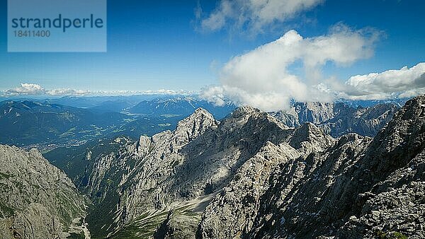 Schöner Blick vom Gipfel auf die umliegenden Gipfel und das darunter liegende Dorf. Zugspitzmassiv in den bayerischen Alpen  Dolomiten  Italien  Europa