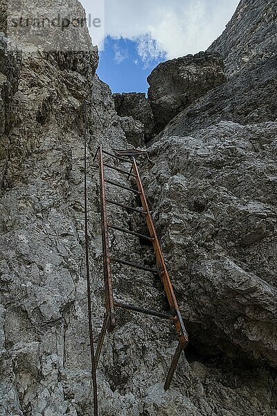 Vom Menschen gesetzte Elemente zur Erleichterung des Klettersteigs. Dolomiten  Italien  Dolomiten  Italien  Europa