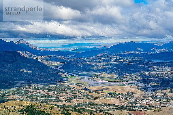 Flusstal des Rio Ibanez  hinten der Lago General Carrera  Blick vom Cerro Castillo-Nationalpark  Aysen  Patagonien  Chile  Südamerika