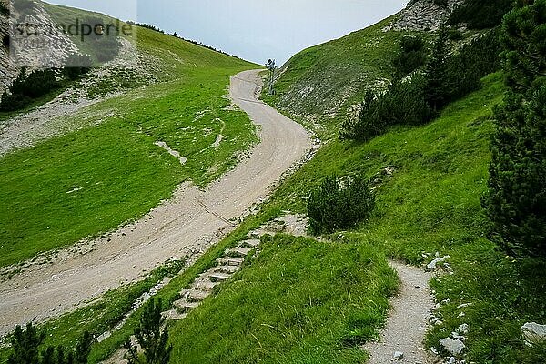 Steile Straße für den Autoverkehr  die durch die Berge der Dolomiten führt. Dolomiten  Italien  Dolomiten  Italien  Europa