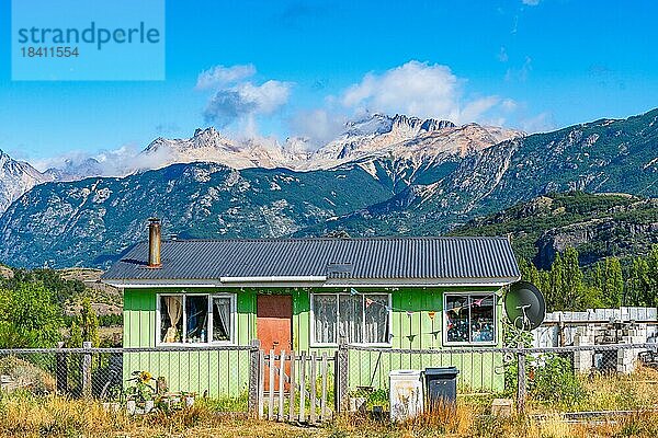 Grünes Wohnhaus im Dorf Villa Cerro Castillo  Cerro Castillo-Nationalpark  Aysen  Patagonien  Chile  Südamerika