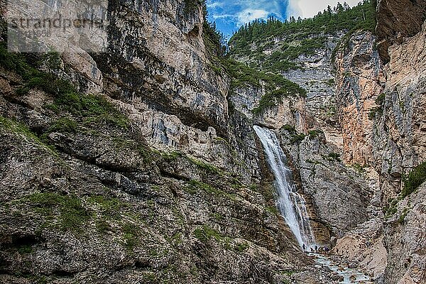 Wasserfall in den Bergen der Dolomiten. Dolomiten  Italien  Dolomiten  Italien  Europa