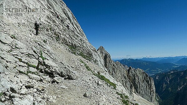 Tourist mit Ausrüstung auf dem Klettersteig in den Alpen  Dolomiten  Italien  Europa