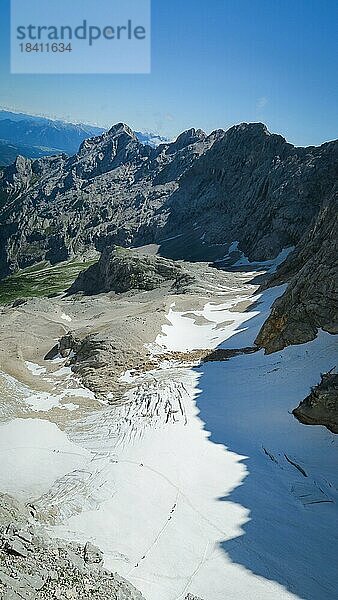 Fantastische Aussicht auf die Bergkette und den Gletscher vom Wanderweg aus. Zugspitzmassiv in den bayerischen Alpen  Dolomiten  Italien  Europa