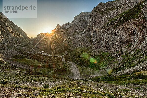 Bergwanderweg mit Blick auf die Felsen. Zugspitzmassiv in den bayerischen Alpen  Bayerische Alpen  Deutschland  Europa