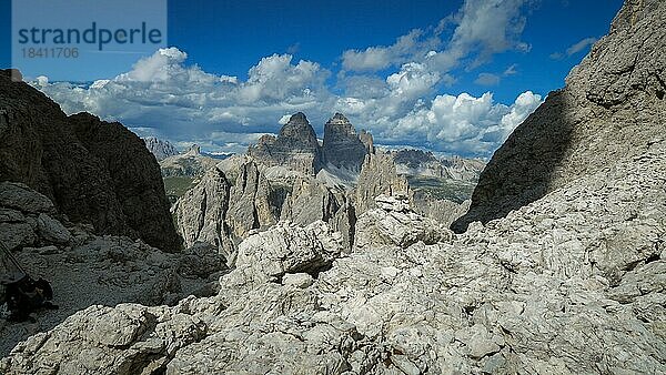 Blick auf die Drei Zinnen vom Dolomitenweg aus. Dolomiten  Italien  Dolomiten  Italien  Europa