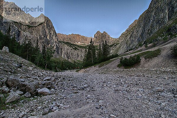 Bergwanderweg mit Blick auf die Felsen. Zugspitzmassiv in den bayerischen Alpen  Bayerische Alpen  Deutschland  Europa