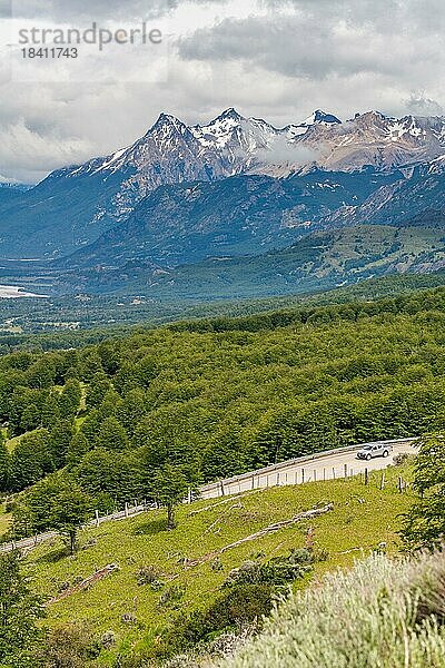 Auto auf der Carretera Austral  auch Panamericana  Cerro Castillo-Nationalpark  Aysen  Patagonien  Chile  Südamerika