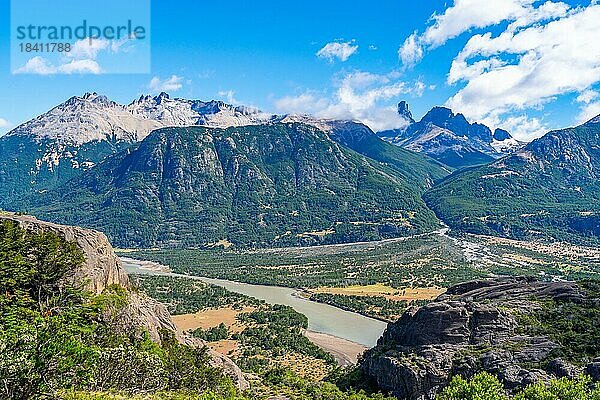 Flusstal des Rio Ibanez und Berge im Cerro Castillo-Nationalpark  Carretera Austral  Aysen  Patagonien  Chile  Südamerika