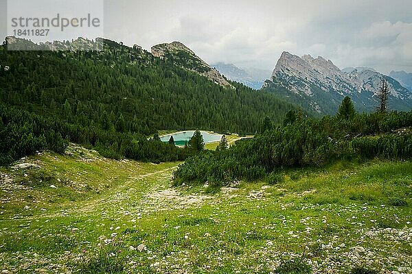 Schöner Blick vom Gipfel auf die umliegenden Gipfel und das darunter liegende Dorf. Dolomiten  Italien  Dolomiten  Italien  Europa