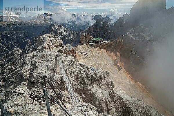 Blick auf die berühmte Hängebrücke und Schutzhütte in den italienischen Dolomiten  Dolomiten  Italien  Europa