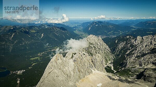 Schöner Blick vom Gipfel auf die umliegenden Gipfel und das darunter liegende Dorf. Zugspitzmassiv in den bayerischen Alpen  Dolomiten  Italien  Europa