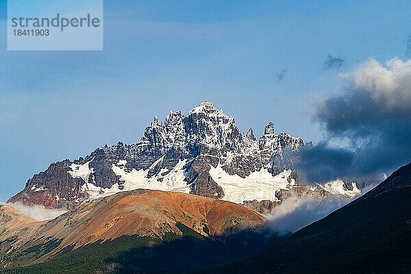 Schneebedecktes Gebirgsmassiv Cerro Castillo  Cerro Castillo-Nationalpark  Aysen  Patagonien  Chile  Südamerika