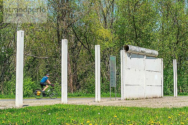 Reste der Berliner Mauer  Mauer-Gedenkstätte Groß Glienicke  Berliner Mauerradweg  Landesgrenze zwischen Berlin und Brandenburg  Deutschland  Europa