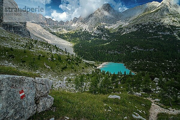Schöner türkisfarbener Lago di Sorapis See mit Dolomiten  Italien  Dolomiten  Italien  Europa