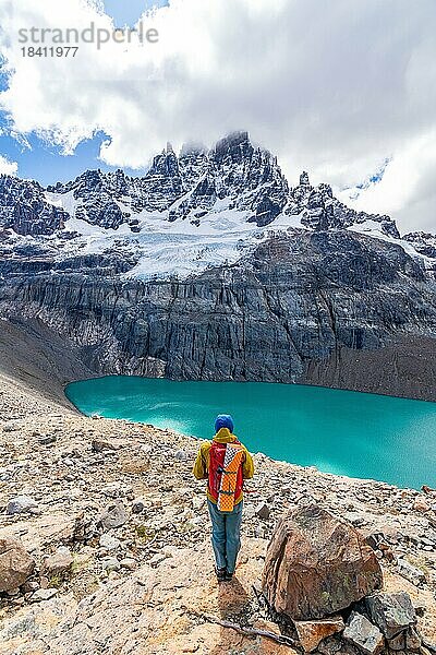 Wanderer steht an der Lagune  Gletschersee am Berg Cerro Castillo  Cerro Castillo-Nationalpark  Aysen  Patagonien  Chile  Südamerika