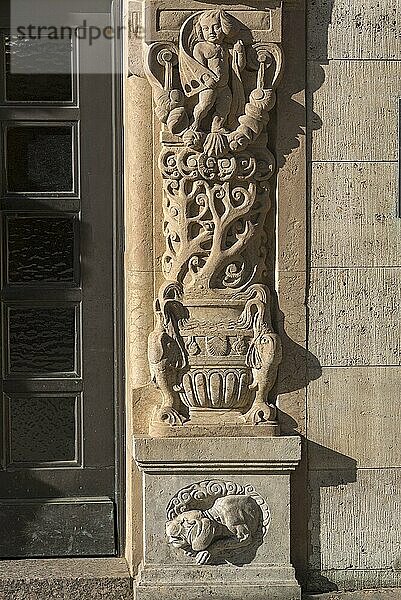 Rechte Säule vom historischen Eingangsportal von 1910  Detail  Industrie-und Handwerkskammer  Nürnberg  Mittelfranken  Bayern  Deutschland  Europa