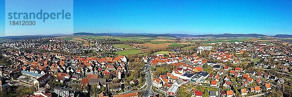 Luftbild der historische Altstadt von Mellrichstadt mit Blick auf Stadtmauer und Türme. Mellrichstadt  Rhön-Grabfeld  Unterfranken  Bayern  Deutschland  Europa